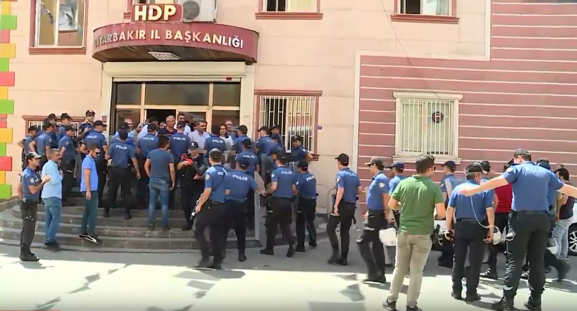 Nîqaşên li ser girtina partiyên siyasî didomin